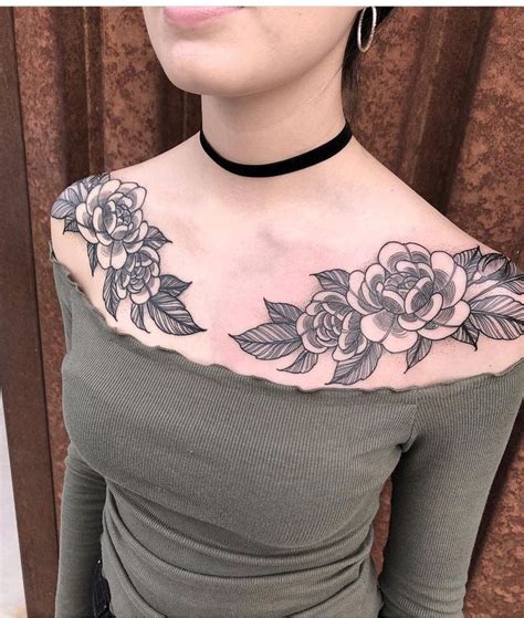 tatoo para mujer en el pecho|25 tatuajes en el pecho para mujer y hombre。